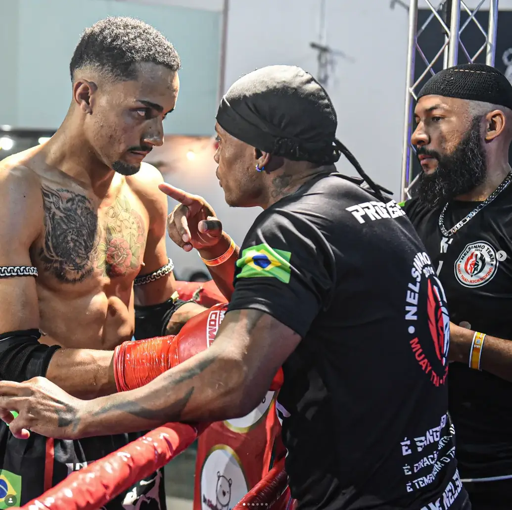 Prof. Nélsinho orientando um atleta da Equipe NT Fight no corner, durante um evento