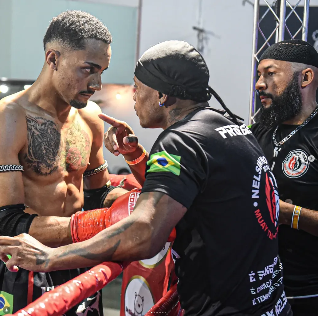 Prof. Nélsinho orientando um atleta da Equipe NT Fight no corner, durante um evento
