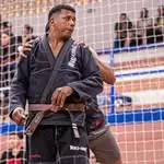 Prof. Kleiton de quimono e faixa marrom durante um treino de Jiu-Jitsu
